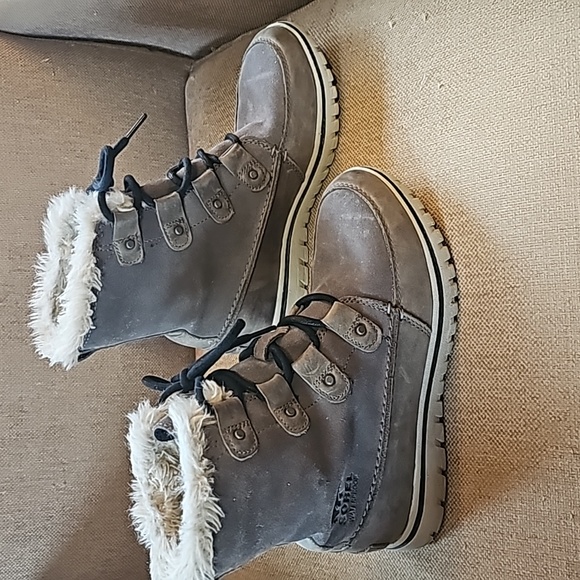 SOREL Gray Explorer II Joan Waterproof Sneaker Boot Lace Up Fur Trim Size 7 - Picture 1 of 8